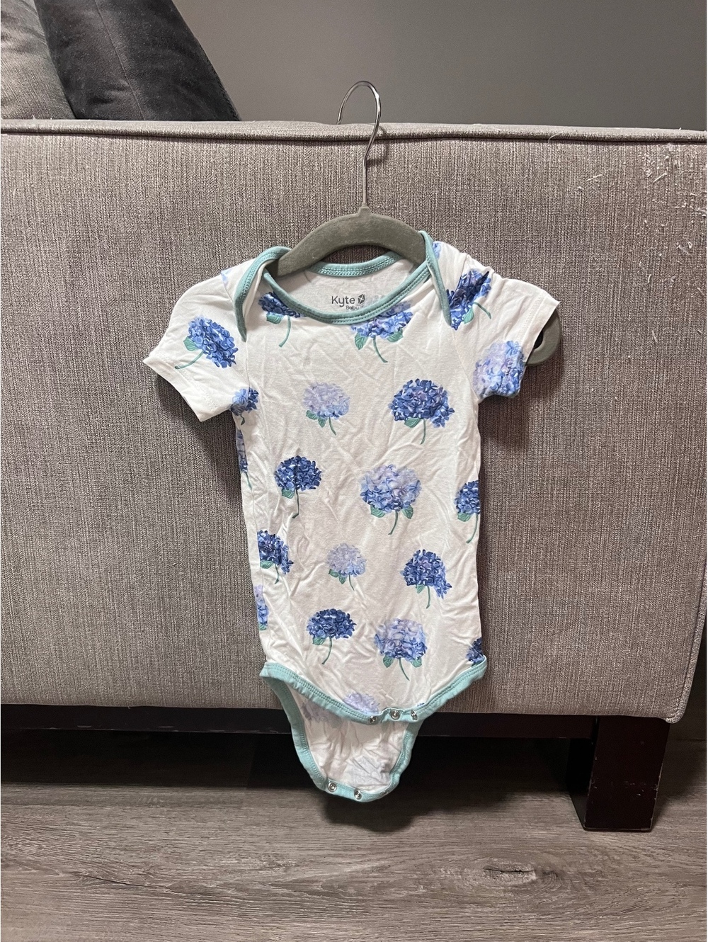 Kyte Baby hydrangea bodysuit onesie 12-18 months - Picture 1 of 2